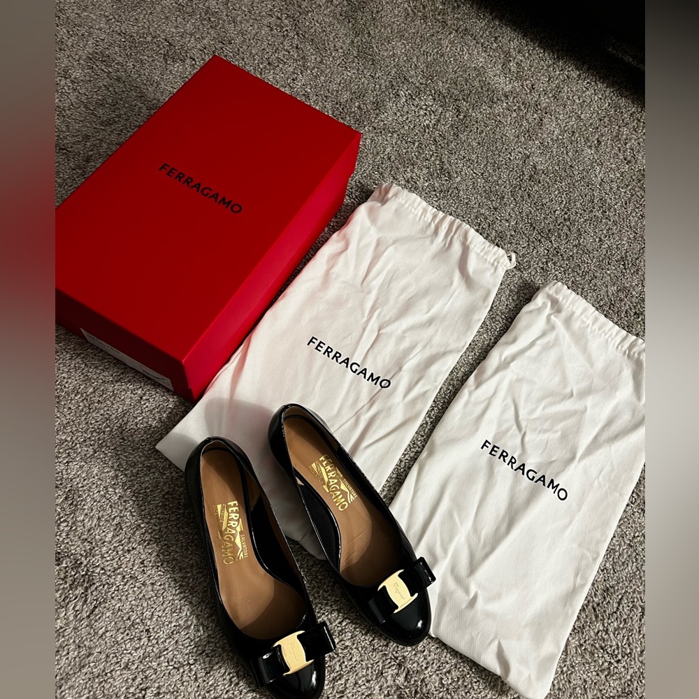 Ferragamo Vara pump in black - size 5.5 - Picture 3 of 8